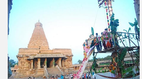 கொடியேற்றும் காட்சி