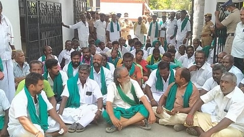 புதுக்கோட்டை ஆட்சியர் அலுவலக நுழைவாயிலில் தர்ணாவில் ஈடுபட்ட விவசாயிகள்