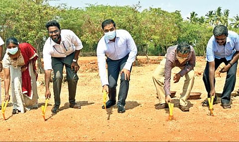 சிவகளையில் மூன்றாம் கட்ட அகழாய்வுப் பணிகளை மாவட்ட ஆட்சியர் கி.செந்தில் ராஜ் தொடங்கி வைத்தார். உடன் அகழாய்வு இயக்குநர் பிரபாகரன் உள்ளிட்டோர். படம்: என்.ராஜேஷ்.