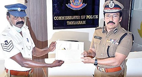 மூதாட்டியின் நிலை அறிந்து காலணி வாங்கி கொடுத்த போக்குவரத்து தலைமை காவலரை நேரில் அழைத்து தாம்பரம் மாநகர காவல் ஆணையர் ரவி வெகுமதி வழங்கி பாராட்டினார்.