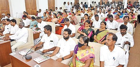 கோவை மாநகராட்சி மன்ற சிறப்பு கூட்டத்தில் பட்ஜெட்டை தாக்கல் செய்த மேயர் கல்பனா ஆனந்தகுமார். உடன், ஆணையர் ராஜகோபால் சுன்கரா, துணை மேயர் இரா.வெற்றிசெல்வன். (அடுத்தபடம்) கூட்டத்தில் பங்கேற்ற கவுன்சிலர்கள். படங்கள்: ஜெ.மனோகரன்