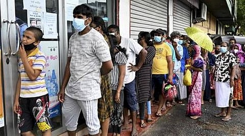 எரிபொருள், உணவு, மருந்து தட்டுப்பாடு: இலங்கையில் மின்வெட்டு 10 மணி நேரமாக நீட்டிப்பு