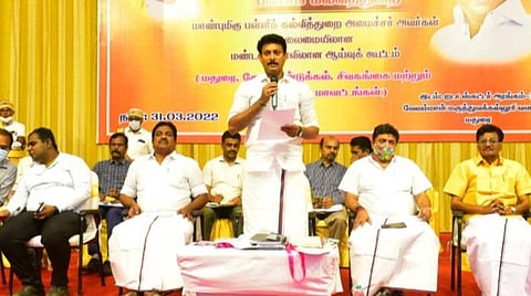 மதுரையில் இன்று பள்ளிக்கல்வித்துறை சார்பில் பள்ளிக்கல்வித்துறை அலுவலர்களுக்கான பணி ஆய்வுக்கூட்டத்தில் பள்ளிக்கல்வித்துறை அமைச்சர் அன்பில் மகேஷ் பொய்யாமொழி பேசினார். அமைச்சர்கள் பி.மூர்த்தி,பிடிஆர்.பழனிவேல் தியாகராஜன் மற்றும் 5 மாவட்ட எம்எல்ஏக்கள் பங்கேற்றனர். | படம்: எஸ்.கிருஷ்ணமூர்த்தி.