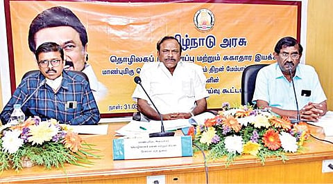 தொழிலாளர் நலன், திறன் மேம்பாட்டுத் துறை அமைச்சர் சி.வி.கணேசன்தலைமையில் தொழிலக பாதுகாப்பு, சுகாதார இயக்ககத்தின் திறனாய்வு கூட்டம் சென்னையில் நேற்று நடந்தது. இதில் துறை செயலர் கிர்லோஷ் குமார், தொழிலக பாதுகாப்பு, சுகாதார இயக்குநர் கா.ஜெகதீசன் உள்ளிட்டோர் பங்கேற்றனர்.
