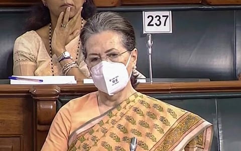 100 நாள் வேலை திட்டத்துக்கு பட்ஜெட்டில் நிதி குறைப்பு: சோனியா புகாருக்கு அமைச்சர்கள் பதில்