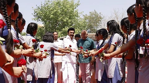 டெல்லியில் உள்ள அரசு மாதிரிப் பள்ளியை பார்வையிட சென்ற தமிழக முதல்வர் ஸ்டாலினை பூங்கொத்து கொடுத்த வரவேற்ற பள்ளி மாணவர்கள்.
