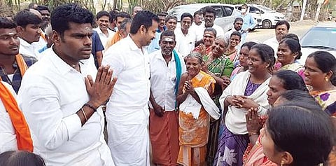 கரூர் மாவட்டம் வேட்டையார்பாளையத்தில் மக்களை சந்திக்கும் பாஜக மாநிலத் தலைவர் கு.அண்ணாமலை.