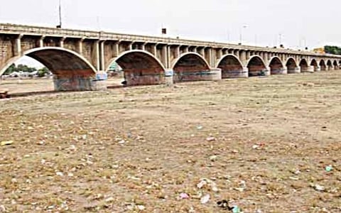ஒரு சொட்டு தண்ணீர் இன்றி வறண்ட வைகை ஆறு: கோடை வெயிலின் தாக்கத்தால் உக்கிரமாகும் மதுரை