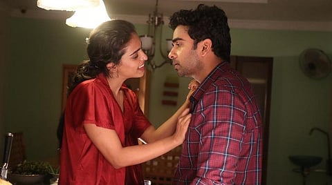 முதல் பார்வை | மன்மதலீலை - பாதை மாறிய அடல்ட் காமெடி