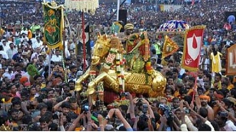 சித்திரை திருவிழாவில் கள்ளழகர் மீது நவீன இயந்திரங்கள் மூலம் தண்ணீர் பீய்ச்ச வேண்டாம்: கோயில் துணை ஆணையர் அறிவுறுத்தல்