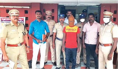 சிதம்பரம் அருகே தெற்கு பிச்சாவரத்தில் கல்லூரி மாணவி தற்கொலைக்கு காரணமான அவரது காதலன் லோகநாதனை போலீஸார் கைது செய்தனர்.