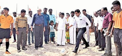 தருவைகுளம் கடற்கரைப் பகுதியில் மாநில அளவிலான கடற்கரை விளையாட்டுப் போட்டிகளை மாவட்ட ஆட்சியர் கி.செந்தில்ராஜ் தொடங்கி வைத்தார்.