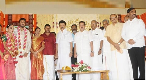 பொன்குமார் இல்லத் திருமணவிழாவில், மணமக்களுடன் தமிழக முதல்வர் மு.க.ஸ்டாலின் மற்றும் தமிழக அரசியல் தலைவர்கள், அமைச்சர்கள் உள்ளிட்டோர்.