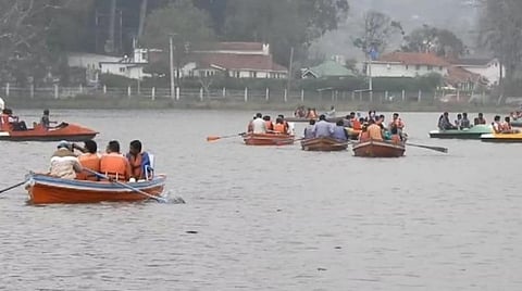 கொடைக்கானல் ஏரியில் படகு சவாரி செய்து மகிழும் சுற்றுலாபயணிகள்.