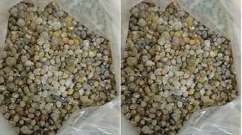 ராமநாதபுரத்தில் பறிமுதல் செய்யப்பட்ட வைரக்கற்கள்.