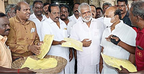 சிவகாமசுந்தரி சமேத காளிஸ்வரர் கோயிலில் திருத்தேர் வெள்ளோட்டத்தை தொடங்கிவைத்த இந்து சமய அறநிலையத் துறை அமைச்சர் சேகர்பாபு, உழவாரப் பணிகளில் ஈடுபடும் பணியாளர்களுக்கு சீருடை வழங்கினார்.