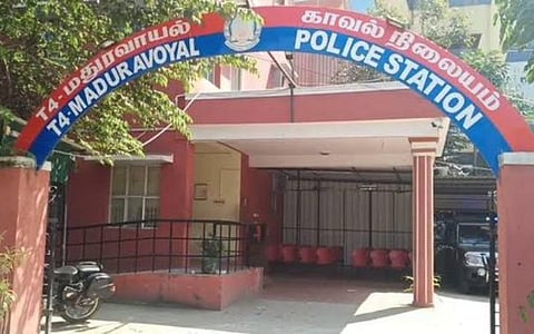 பேருந்தில் பாலியல் அத்துமீறல்: சீண்டலில் ஈடுபட்டவரின் கைவிரலை குண்டூசியால் பதம் பார்த்த வீரப் பெண் - வீடியோ எடுத்ததுடன் போலீஸிடமும் பிடித்துக் கொடுத்தார்