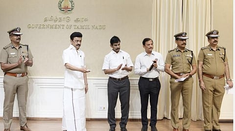 பொதுமக்கள் குறிப்பாக பெண்கள், அவசர காலங்களில் காவல்துறையின் உதவியை உடனடியாக பெறும் பொருட்டு, 60-க்கும் மேற்பட்ட சிறப்பம்சங்களுடன் உருவாக்கப்பட்ட 'காவல் உதவி' செயலியை முதல்வர் மு.க.ஸ்டாலின் இன்று (4,4,2022) தொடங்கிவைத்தார். உடன் தமிழக அரசின் உயரதிகாரிகள்