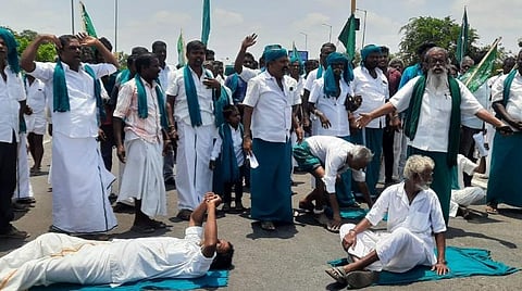 தஞ்சாவூர் மாவட்ட ஆட்சியரகம் முன் சாலை மறியல் போராட்டத்தில் ஈடுபட்ட தேசிய தென்னிந்திய நதிகள் இணைப்பு விவசாயிகள் சங்கத்தினர்.