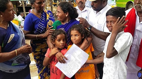 ஆட்சியர் அலுவலகத்திற்கு மனு அளிக்க வந்த குவைத் நாட்டில் இறந்த மீனவர் கண்ணுச்சாமியின் மனைவி மற்றும் குழந்தைகள்.