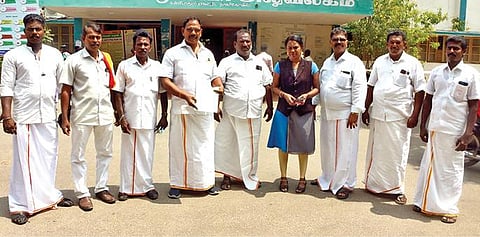 குடியிருக்க வீடு கட்டித் தரக்கோரி கன்னியாகுமரி ஆட்சியர் அலுவலகத்தில் மனு அளிக்க வந்த தாழக்குடி அருகே உள்ள கனகமூலம் குடியிருப்பு பகுதி மக்கள். (அடுத்த படம்) ஆரல்வாய்மொழியில் ரயில்கள் நின்று செல்ல வலியுறுத்திய சமத்துவ மக்கள் கட்சியினர்.