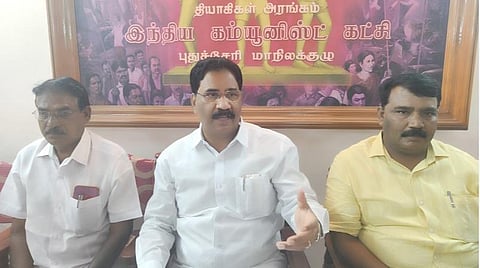 இந்திய கம்யூனிஸ்ட் கட்சி புதுச்சேரி மாநில செயலர் சலீம், செய்தியாளர்கள் சந்திப்பில் பேசினார்.