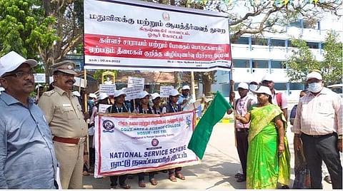 ஓசூரில் உலக சுகாதார தினத்தை முன்னிட்டு அரசு ஆண்கள் மேல்நிலைப்பள்ளி வளாகத்தில் கள்ளச்சாராயம் மற்றும் போதைப்பொருட்கள் தடுப்பு விழிப்புணர்வு பேரணியை கொடி அசைத்து தொடங்கி வைத்த கோட்டாட்சியர் தேன்மொழி. உடன் மாவட்ட உதவி ஆணையர்(ஆயம்) பாலகுரு, ஓசூர் டிஎஸ்பி சிவலிங்கம் மற்றும் பலர். | படங்கள்: ஜோதி ரவிசுகுமார்.