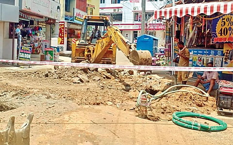 நாகர்கோவில் நீதிமன்ற சாலையில் இருந்து மணிமேடை செல்லும் குறுக்கு தெருவில் குடிநீர் குழாய் கசிவை சீரமைக்கும் பணி நடைபெற்றது. இதுகுறித்து சாலை நுழைவுப் பகுதியில் அறிவிப்பு பலகை மற்றும் தடுப்புகள் வைக்காததால் வாகன ஓட்டிகள் பெரிதும் அவதியடைந்தனர். படம்: எல்.மோகன்.