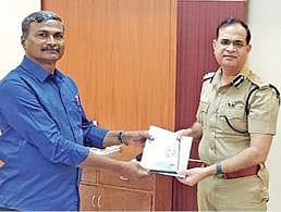 ‘லாக்டு ஹவுஸ்’ குறும்படம் திரை யரங்கில் திரையிடப்பட்டதைத் தொடர்ந்து, நேற்று மாநகர காவல் ஆணையர் பிரதீப்குமாரை சந்தித்து வாழ்த்து பெற்ற சிறப்பு உதவி ஆய்வாளர் மகேஷ்வரன்.