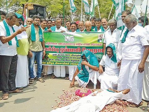 விலை வீழ்ச்சியால் பல லட்சம் நஷ்டம்: சின்ன வெங்காயத்தை தரையில் கொட்டி விவசாயிகள் ஆர்ப்பாட்டம்