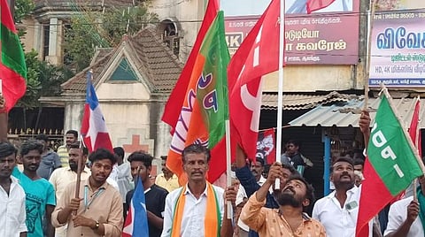 புதுக்கோட்டை மாவட்டம் ஆலங்குடியில் டாஸ்மாக் மதுபானக் கடையை மூடக்கோரி ஆர்ப்பாட்டத்தில் ஈடுபட்ட இடதுசாரிகள், பாஜக, எஸ்டிபிஐ, நாம் தமிழர் உள்ளிட்ட கட்சியினர்