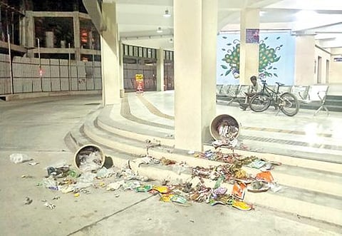 பாளையங்கோட்டையில் பலகோடி மதிப்பில் கட்டப்பட்டுள்ள பேருந்து நிலையத்தில் வைக்கப்பட்டுள்ள தரமற்ற குப்பைத் தொட்டிகள் கவிழ்ந்து, சிதறிக் கிடக்கும் குப்பைகள்.