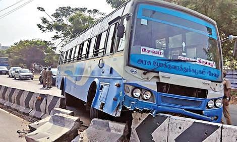 ஈரோடு திண்டல் பகுதியில் அரசுப் பேருந்து ஓட்டுநருக்கு மாரடைப்பு ஏற்பட்ட நிலையில், தடுப்புச் சுவர் மீது மோதி நின்ற பேருந்து.