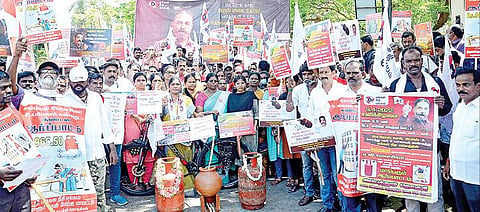 பெட்ரோல், டீசல் விலை, சொத்து வரி உயர்வை கண்டித்து, மக்கள் நீதி மய்யம் கட்சி சார்பில் சென்னை வள்ளுவர் கோட்டம் அருகே நேற்று ஆர்ப்பாட்டம் நடைபெற்றது.படம்: க.பரத்