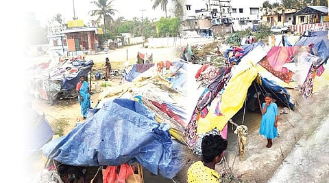 பகல் வேஷம்: கலைக்க முடியாத ஒப்பனைகள்
