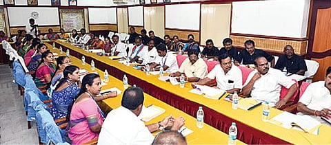 ஆவடி மாநகராட்சியின் முதல் மாமன்ற கூட்டம் நேற்று நடைபெற்றது. இதில் பங்கேற்ற கவுன்சிலர்கள் .