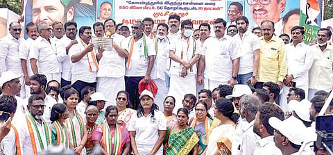 காங்கிரஸ் கட்சியின் மனித உரிமை துறையின் சார்பில் கோவையிலிருந்து சென்னைக்கு பாத யாத்திரையை நேற்று தொடங்கி வைத்த காங்கிரஸ் கட்சியின் மாநில தலைவர் கே.எஸ்.அழகிரி. படம்: ஜெ.மனோகரன்