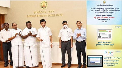 பொதுமக்கள் வட்டாரப் போக்குவரத்து அலுவலகங்களுக்கு நேரில் வராமலேயே சேவைகள் பெறும் வசதியை தமிழக முதல்வர் மு.க. ஸ்டாலின் தொடங்கி வைத்தார். உடன் அமைச்சர்கள் மற்றும் உயரதிகாரிகள்.
