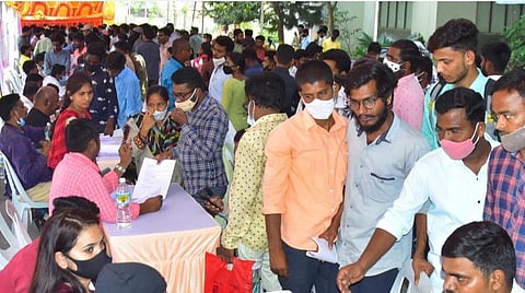 தமிழகத்தில் 76 லட்சம் பேர் அரசு வேலைக்காக காத்திருப்பு