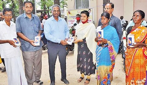 ராணிப்பேட்டை மாவட்ட ஆட்சியர் அலுவலகத்தில் நடைபெற்ற முகாமில் தேர்வு செய்யப்பட்ட மாற்றுத்திறனாளிகளுக்கு சிறப்பு செயலி பதிவிறக்கம் செய்யப்பட்ட செல்போன்களை நேற்று வழங்கிய மாவட்ட ஆட்சியர் பாஸ்கர பாண்டியன்.