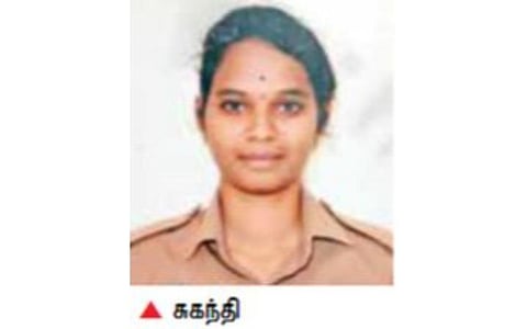 திண்டுக்கல் அருகே நள்ளிரவில் கார் மீது லாரி மோதியதில் பெண் போலீஸ் உயிரிழப்பு