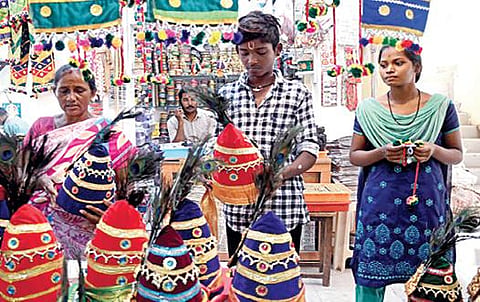 கள்ளழகர் போல் வேடம் அணிவதற்கான ஆடைகளை மதுரை குன்னத் தூர் சத்திரத்தில் வாங்கும் மக்கள். படம்: ஆர்.அசோக்