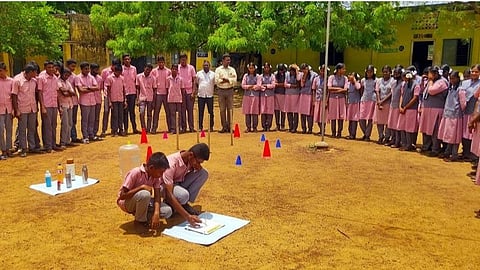 சாத்தான்குளம் அரசு மேல்நிலைப்பள்ளியில் நடைபெற்ற நிழல் இல்லாத இல்லாத நாள் சோதனை நிகழ்வு.
