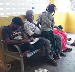 விருத்தாசலம் நகராட்சி அலுவலகத்தில் ஆதார் அட்டைக்காக விண்ணப்பித்து காத்திருக்கும் பயனாளிகள்.