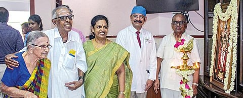 மயிலாப்பூரில் முதியோர் பகல் நேர பராமரிப்பு மையத்தை மருத்துவர் வி.எஸ்.நடராஜன் நேற்று திறந்து வைத்தார். உடன் வெங்கடேஸ்வரா மருத்துவமனை இயக்குநர் தில்லை வள்ளல், பாலச்சந்தர், தியாகி லட்சுமிகாந்தன் பாரதி.படம்: பு.க.பிரவீன்.