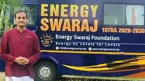 முற்றிலும் சூரிய ஆற்றலில் இயங்கும் பேருந்தில் நாடு முழுவதும் ‘எனர்ஜி ஸ்வராஜ்’ யாத்திரையை மேற்கொண்டு வரும் ஐஐடி பேராசிரியர் சேத்தன் சிங் சோலங்கி.
