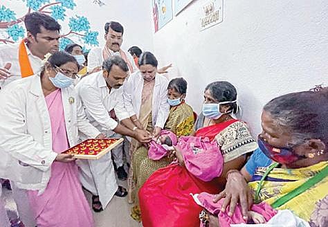 திருவல்லிக்கேணி அரசு மருத்துவமனையில் நேற்று பிறந்த குழந்தைகளுக்கு தங்க மோதிரம் அணிவித்தார் மத்திய இணை அமைச்சர் எல்.முருகன். உடன், பாஜக மாநிலத் தலைவர் கே.அண்ணாமலை மற்றும் நிர்வாகிகள். படம்: பு.க.பிரவீன்