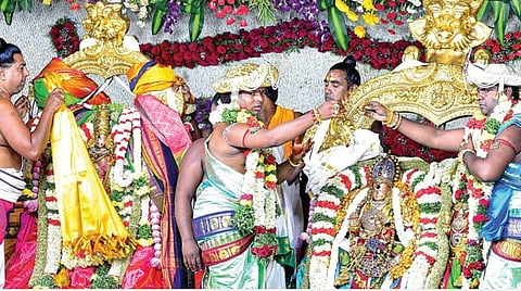 விழாவில் மங்கலநாண் பக்தர்களிடம் காட்டப்பட்டு திருக்கல்யாணம் நடைபெற்றது. படங்கள்: எஸ்.கிருஷ்ணமூர்த்தி