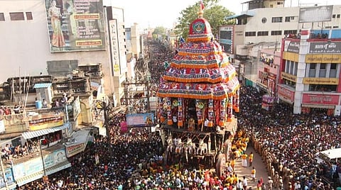 சித்திரை திருவிழாவை முன்னிட்டு மதுரை மாசி வீதியில் உலா வந்த பெரிய தேர் மற்றும் சின்ன தேர் | படங்கள்: எஸ். கிருஷ்ணமூர்த்தி