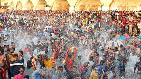மதுரை வைகை ஆற்றில் கூட்ட நெரிசலில் சிக்கி இருவர் பலி; பலர் காயம்: ஹெல்ப்லைன் எண் அறிவிப்பு
